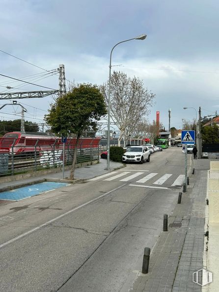 Local en alquiler en Zona Estación, Torrelodones, Madrid, 28250 con luz de la calle, cielo, nube, planta, superficie de la carretera, infraestructura, coche, vehículo, asfalto y árbol alrededor