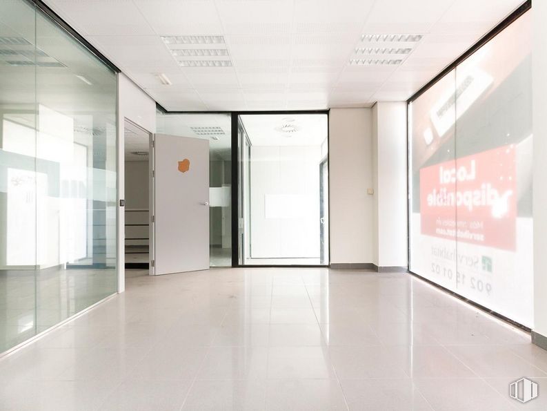 Local en venta en Calle Jardines, Villanueva de Perales, Madrid, 28609 con edificio, accesorio, puerta, interiorismo, suelos, suelo, línea, vidrio, techo y evento alrededor