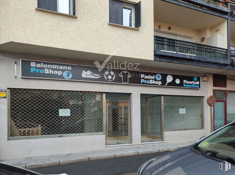 Retail for rent at Zona centro, El Escorial, Madrid, 28280 with car, window, building, automotive parking light, vehicle, fixture, motor vehicle, facade, font and automotive exterior around