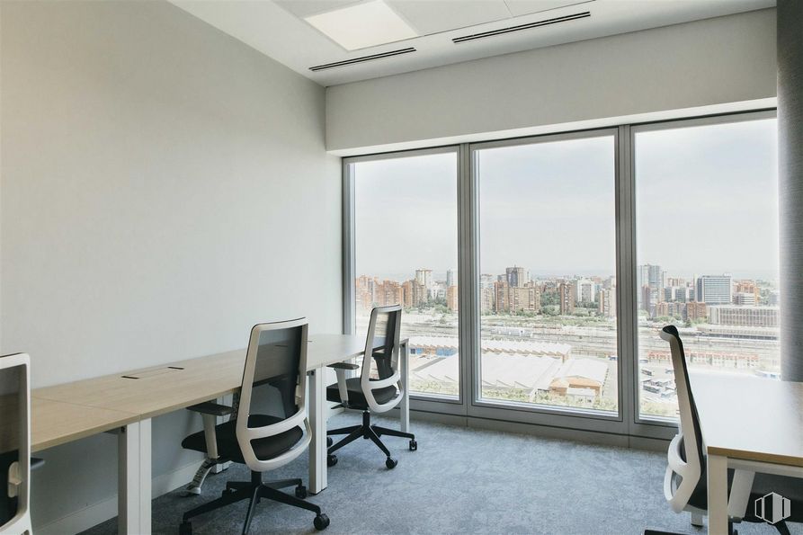 Oficina en alquiler en Torre Emperador, Paseo Castellana, 259, Fuencarral - El Pardo, Madrid, 28046 con silla, mesa, , mueble, edificio, , , ,  y  alrededor