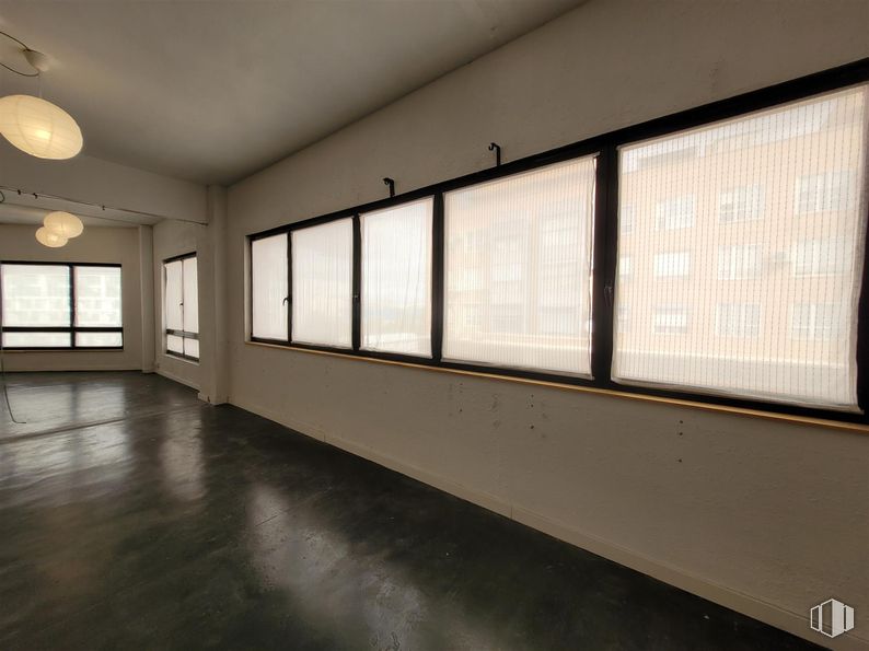 Industrial for sale at Calle San Máximo, 31, Usera, Madrid, 28041 with light fixture, window, window blind, lighting, building, shade, wood, fixture, flooring and tints and shades around