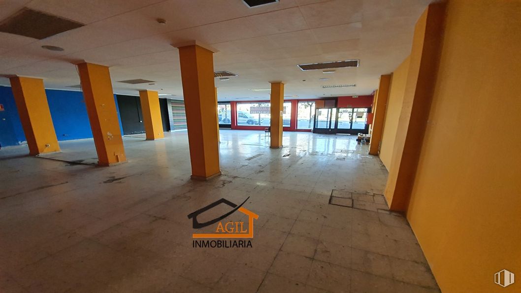 Retail for rent at Avenida Juan Carlos I, Leganés, Madrid, 28912 with fixture, flooring, wood, floor, hall, tile flooring, ceiling, composite material, building and concrete around