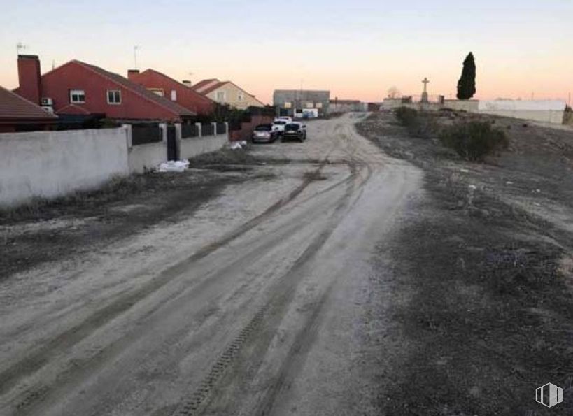 Land for sale at Calle Filomena Pérez, Colmenar del Arroyo, Madrid, 28213 with house, road surface, road, asphalt, residential area, suburb, winter, tar, parking and evening around