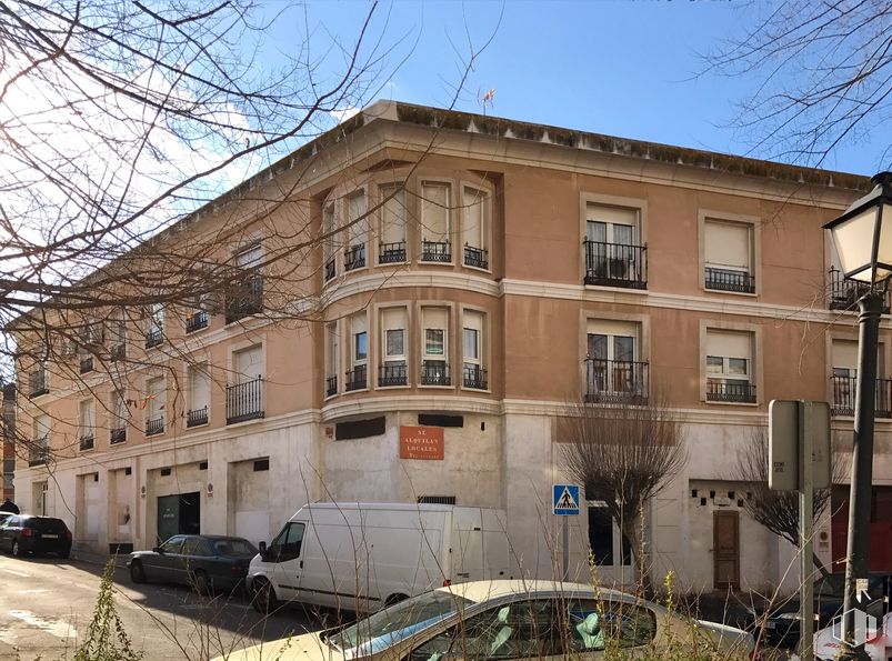 Local en alquiler y venta en Calle Carmen, 8, Aranjuez, Madrid, 28300 con edificio, coche, rueda, vehículo terrestre, planta, neumático, día, propiedad, cielo y ventana alrededor