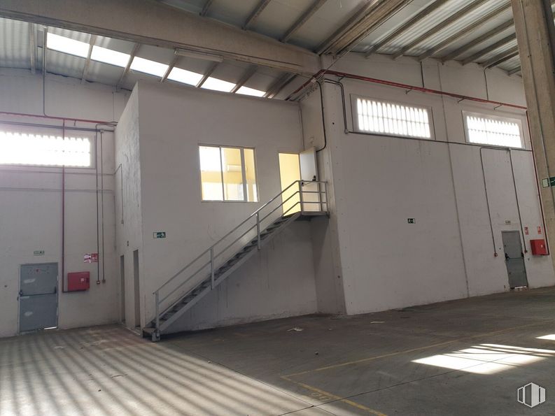 Industrial for rent at Zona industrial Alcalá, Alcalá de Henares, Madrid, 28806 with window, property, building, fixture, wood, architecture, door, wall, house and ceiling around