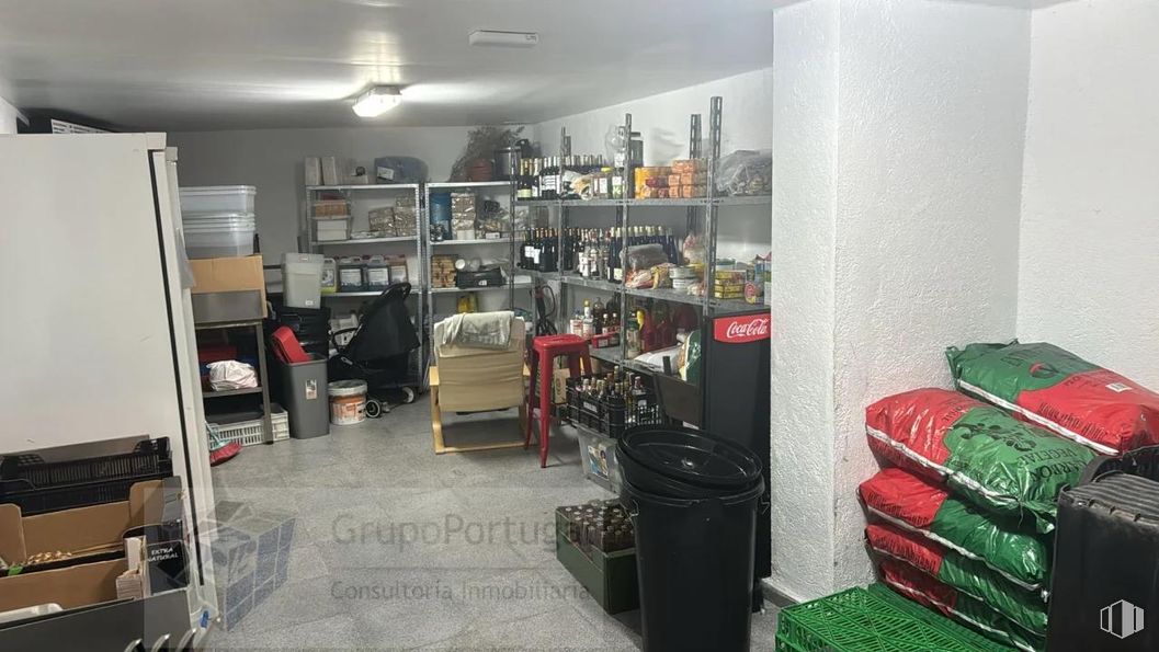 Local en alquiler en Zona Cuatro Caminos, Tetuán, Madrid, 28020 con equipaje y bolsos, propiedad, estante, interiorismo, estantería, silla, televisión, suelo, estantería y suelos alrededor