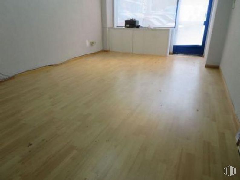 Local en venta en Plaza Puerto de la Cruz, Fuencarral - El Pardo, Madrid, 28029 con ventana, puerta, accesorio, madera, suelo, casa, piso, suelos laminados, edificio y tinte para madera alrededor