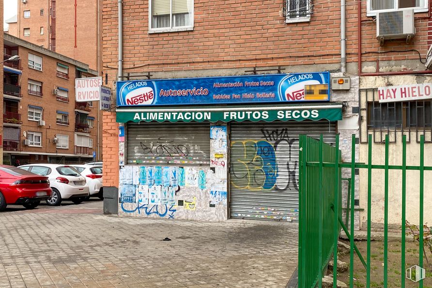 Local en alquiler en Calle Guadalcázar, 2, Puente de Vallecas, Madrid, 28053 con edificio, ventana, coche, luz de estacionamiento automotriz, neumático, rueda, propiedad, infraestructura, vehículo y accesorio alrededor