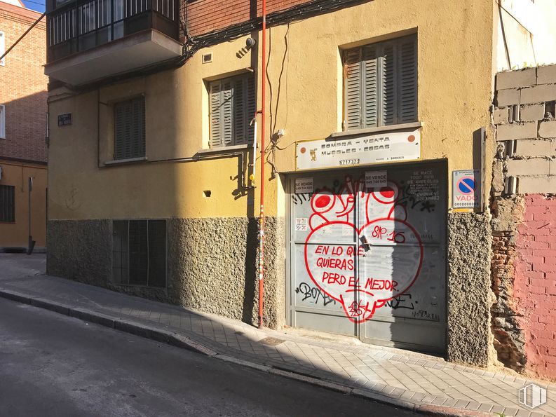 Local en alquiler y venta en Calle Ana María, 8, Tetuán, Madrid, 28039 con ventana, edificio, accesorio, madera, superficie de carretera, pintura, asfalto, tintes y matices, arte y carretera alrededor