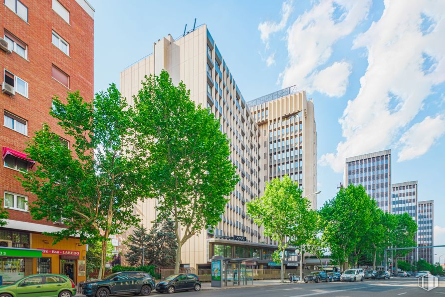 Local en alquiler en Calle Agustín de Foxá, 25, Chamartín, Madrid, 28036 con coche, edificio, nube, día, cielo, rueda, ventana, infraestructura, verde y árbol alrededor