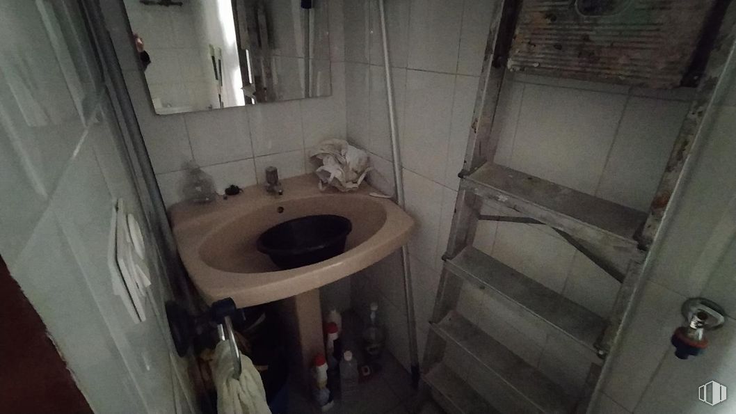 Retail for rent at Zona Centro, Ávila, 05001 with sink, property, plumbing fixture, tap, bathroom, bathroom sink, floor, wood, flooring and house around