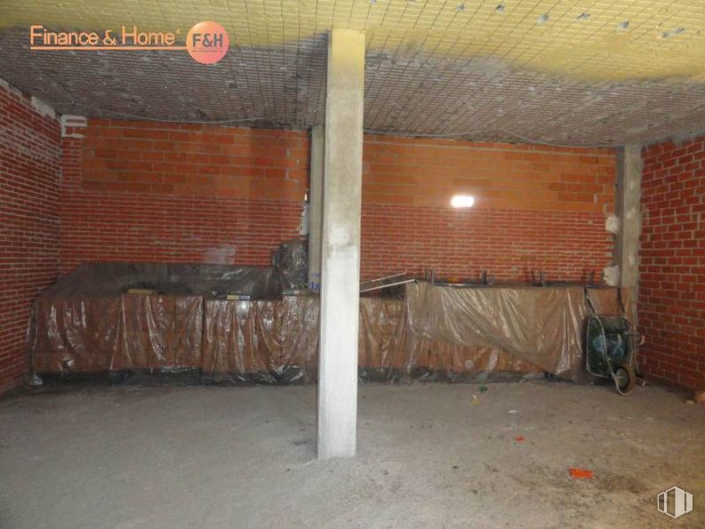 Local en alquiler y venta en PAU de Carabanchel, Carabanchel, Madrid, 28054 con propiedad, edificio, rueda, madera, neumático, piso, casa, suelo, gas y viga alrededor