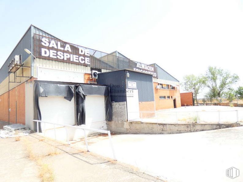 Industrial for sale at Carretera CM-5007, Valmojado, Toledo, 45940 with building, sky, asphalt, plant, gas, landscape, facade, roof, road and city around