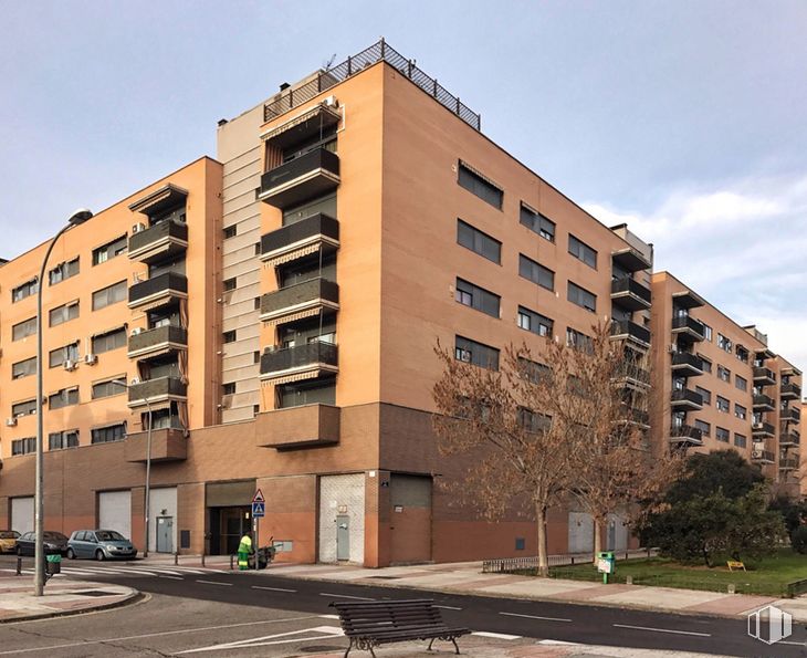 Local en venta en Parque de los Castillos, Alcorcón, Madrid, 28925 con mesa de trabajo, edificio, cielo, durante el día, propiedad, nube, ventana, planta, luz de la calle y árbol alrededor