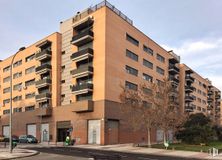 Local en venta en Parque de los Castillos, Alcorcón, Madrid, 28925 con mesa de trabajo, edificio, cielo, durante el día, propiedad, nube, ventana, planta, luz de la calle y árbol alrededor