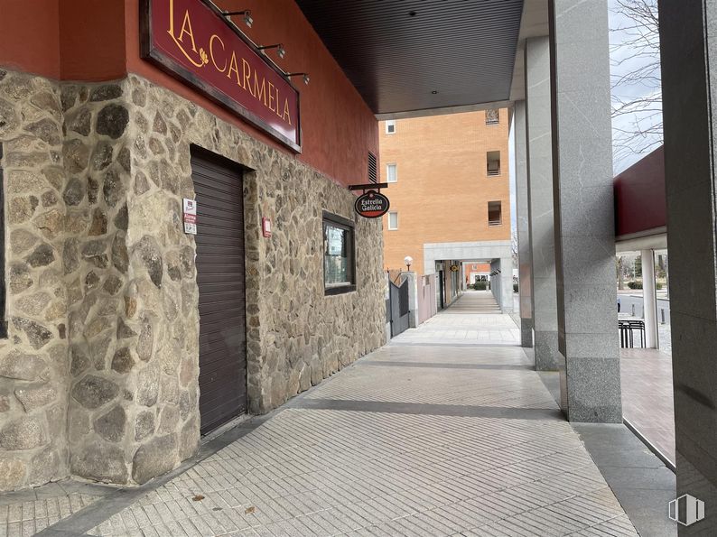 Local en alquiler y venta en Calle Camilo José Cela, 3, Las Rozas de Madrid, Madrid, 28230 con ventana, hormigón, acera y restaurante alrededor