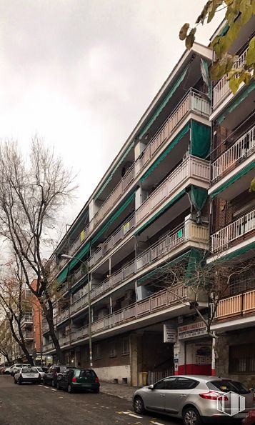 Local en alquiler en Calle Lorenzo González, 14, Ciudad Lineal, Madrid, 28017 con coche, edificio, neumático, nube, rueda, vehículo terrestre, cielo, vehículo, arquitectura y diseño urbano alrededor