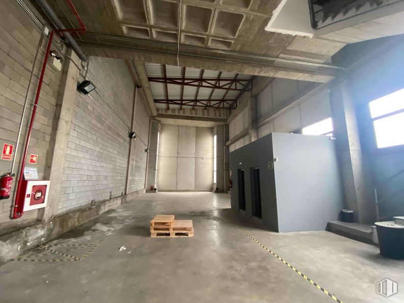 Industrial for rent at Avenida Industria, Alcobendas, Madrid, 28108 with window, flooring, floor, ceiling, warehouse, hall, building material, fluorescent lamp, cleanliness and light fixture around