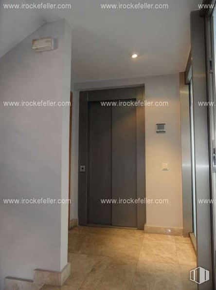 Office for sale & for rent at Zona Adelfas-Retiro, Retiro, Madrid, 28007 with door, fixture, wood, rectangle, font, composite material, hardwood, door handle, glass and signage around