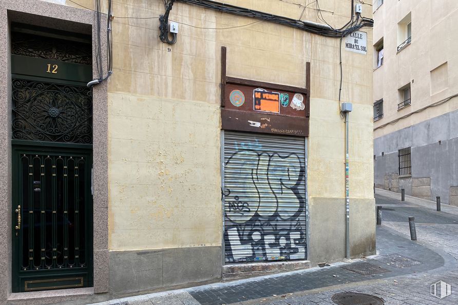 Local en alquiler y venta en Calle Mira el Sol, 12, Centro, Madrid, 28005 con puerta, edificio, ventana, ladrillo, albañilería, superficie de carretera, barrio, fachada, acera y ciudad alrededor