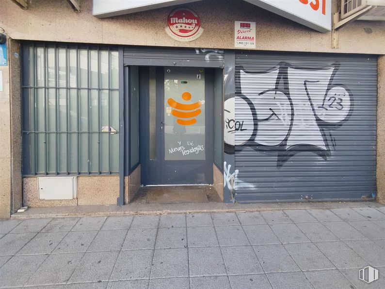 Local en venta en Calle Batalla de Bailén, Collado Villalba, Madrid, 28400 con edificio, accesorio, puerta, fuente, fachada, gas, arte, madera, material compuesto y casa alrededor