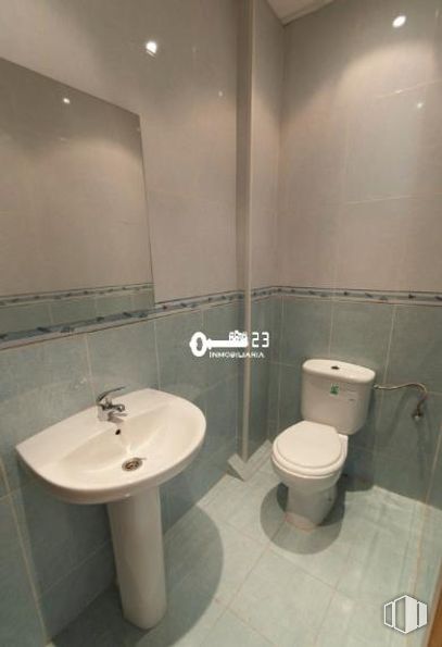 Retail for sale at Centro urbano, Yeles, Toledo, 45220 with sink, toilet, flooring, floor, plumbing fixture, plumbing, grey, bathroom, tile and tile flooring around