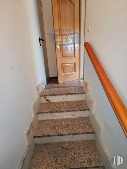 Retail for sale & for rent at Zona centro San Cristóbal, San Cristóbal de Segovia, Segovia, 40197 with door, brown, stairs, fixture, wood, paint, floor, flooring, wood stain and hardwood around