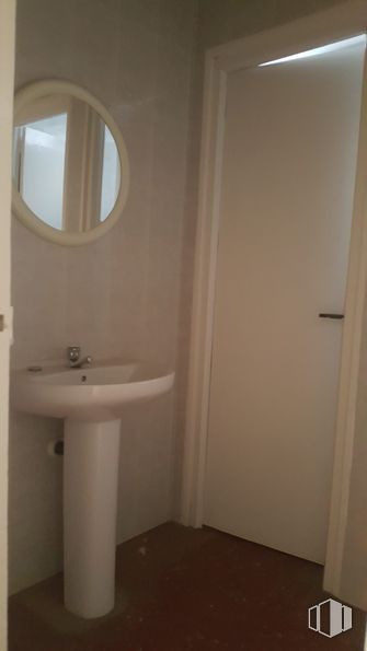 Oficina en alquiler y venta en Calle Sol, Talavera de la Reina, Toledo, 45600 con espejo, fregadero, grifo, lavabo de baño, accesorio de fontanería, baño, accesorio, madera, diseño de interiores y fluido alrededor