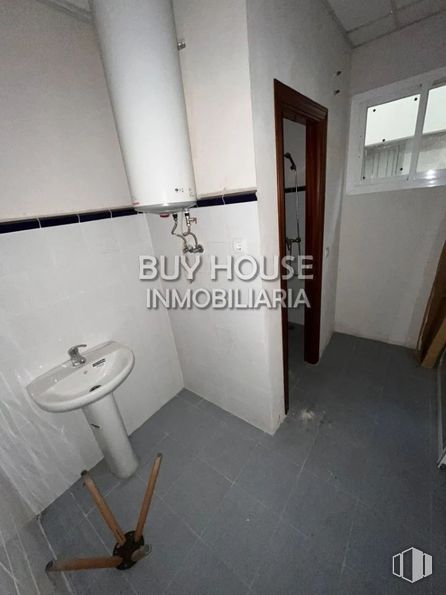 Industrial for sale at Polígono La Veredilla, Illescas, Toledo, 45200 with window, sink, flooring, floor, door, room, tile flooring, wood stain, hardwood and plywood around