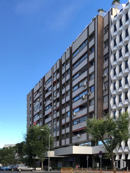 Oficina en alquiler en Calle Francisco Gervás, Tetuán, Madrid, 28020 con edificio, cielo, propiedad, azur, bloque de pisos, diseño urbano, ventana, condominio, árbol y vecindario alrededor