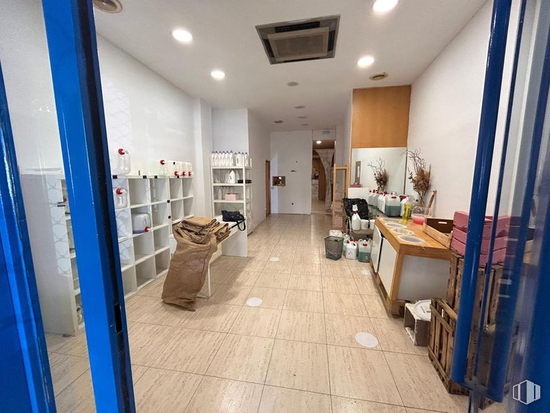 Local en alquiler en Calle Santa Engracia, 79, Chamberí, Madrid, 28010 con mueble, azul, interiorismo, silla, marco, planta de interior, suelo, mesa, suelos y inmobiliario alrededor