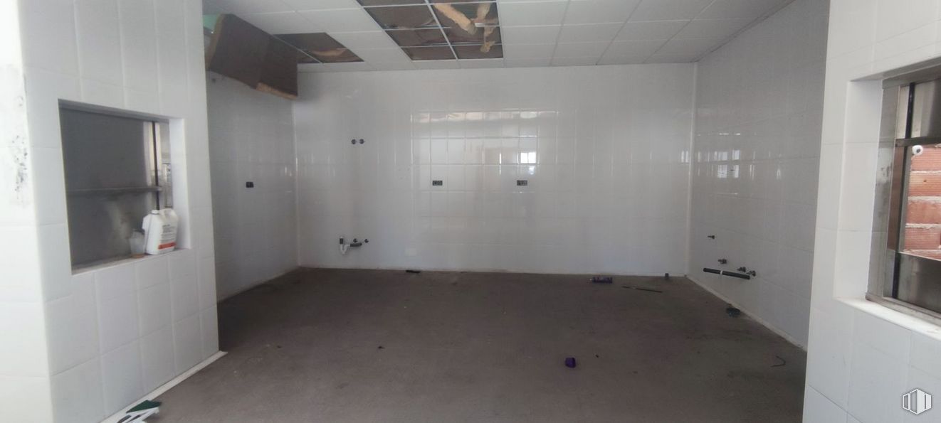 Retail for rent at Polígono Vicolozano, Ávila, 05194 with window, fixture, flooring, floor, hall, wood, building, ceiling, event and concrete around