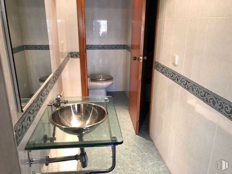 Oficina en alquiler en Zona centro, Colmenarejo, Madrid, 28270 con inodoro, fregadero, puerta, espejo, accesorios de fontanería, cuarto de baño, grifo, lavabo, accesorio y interiorismo alrededor