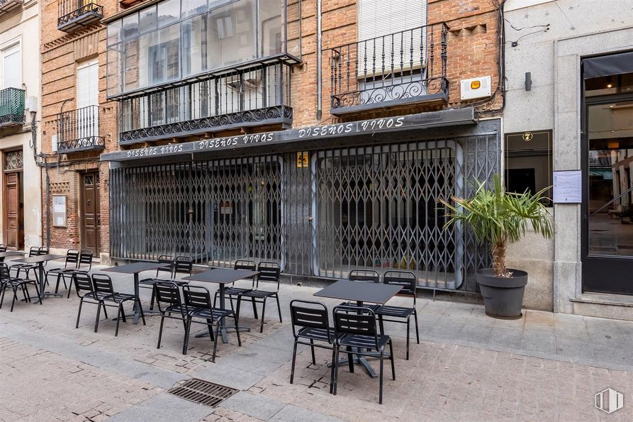 Local en alquiler en Calle Ramon y Cajal, Alcalá de Henares, Madrid, 28801 con silla, planta de interior, maceta, mesa, mueble, ventana, planta, edificio, superficie de la carretera y diseño urbano alrededor