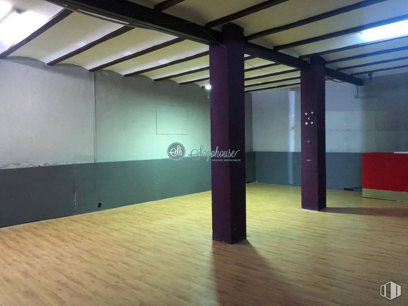 Retail for rent at Avenida Vía Roma, Segovia, 40003 with building, architecture, interior design, hall, art, floor, wood, flooring, wall and ceiling around