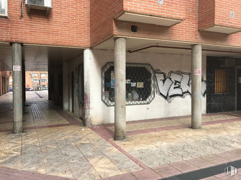 Local en alquiler en Plaza de Blas de Otero, 1, Rivas-Vaciamadrid, Madrid, 28529 con propiedad, edificio, superficie de carretera, barrio, arte, ventana, fuente, pared, acera y diseño urbano alrededor