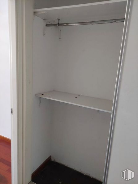 Oficina en venta en Calle Cerro del Murmullo, 13, Villa de Vallecas, Madrid, 28031 con armario, mueble, accesorio, pavimentos, madera, gas, asa, madera, material compuesto y aluminio alrededor