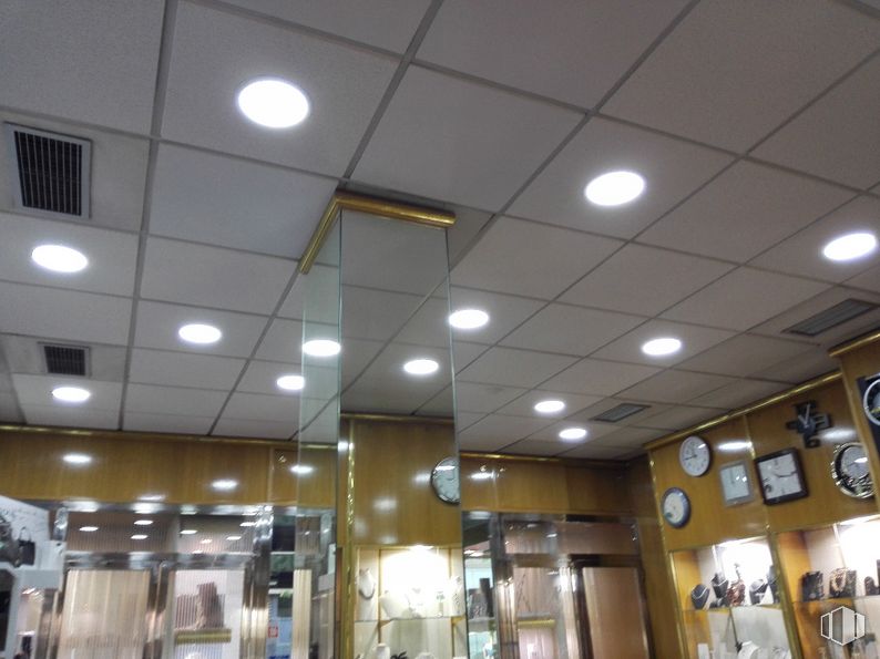 Retail for sale at Zona Juzgados, Móstoles, Madrid, 28931 with light, fixture, ceiling, retail, electricity, light fixture, fluorescent lamp, event, cleanliness and glass around