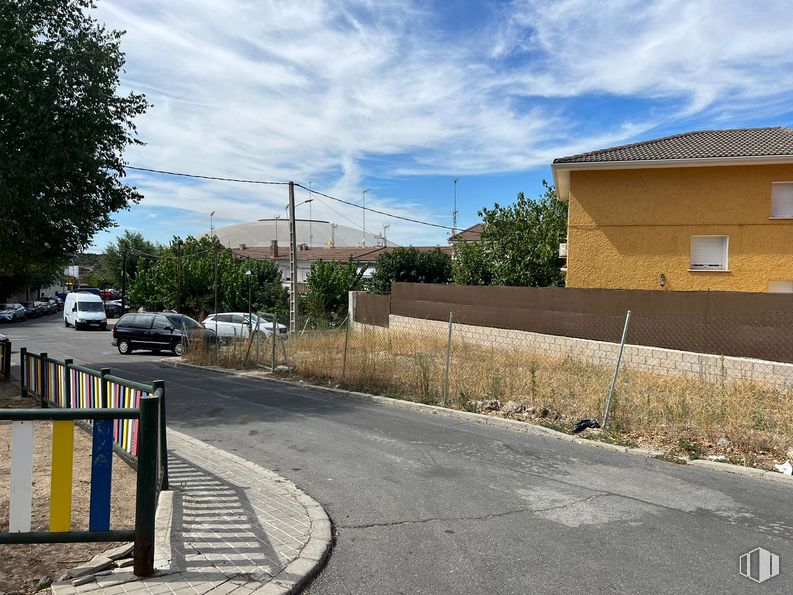 Land for sale at Calle Peralosa, Valdemorillo, Madrid, 28210 with house, cloud, sky, plant, building, road surface, tree, vehicle, asphalt and land lot around