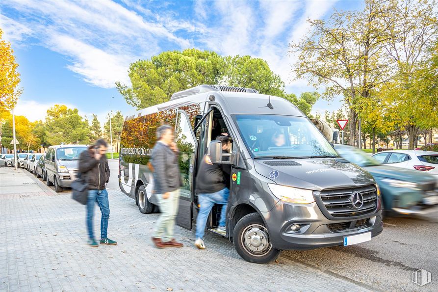 Oficina en alquiler en A2 Plaza, Calle Nanclares de Oca, 17, San Blas - Canillejas, Madrid, 28022 con camioneta, vaqueros, persona, coche, neumático, rueda, pantalones, vehículo terrestre, nube y cielo alrededor