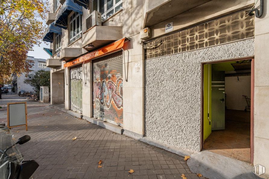 Retail for sale at Hortaleza - Canillas, Hortaleza, Madrid, 28043 with bicycle, door, window, wall, street, composite material, sidewalk, concrete, brickwork and brick around