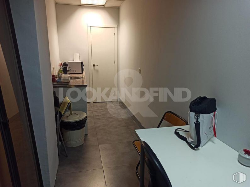 Oficina en venta en Zona Castilla, Chamartín, Madrid, 28036 con equipaje y bolsos, mesa, mueble, edificio, interiorismo, suelo, suelos, pared, puerta y confort alrededor