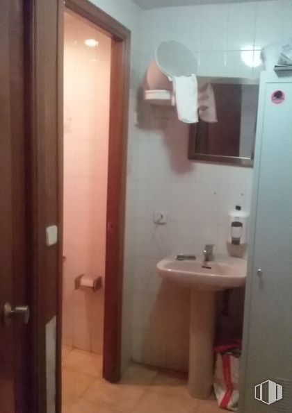 Retail for sale at Calle Martín de los Heros, Moncloa - Aravaca, Madrid, 28008 with sink, luggage & bags, mirror, property, bathroom sink, tap, plumbing fixture, fixture, bathroom and purple around