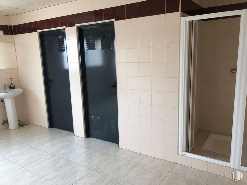 Retail for sale & for rent at Calle Toledo, 17, Sonseca, Toledo, 45100 with sink, property, fixture, wood, plumbing fixture, interior design, tap, door, flooring and floor around