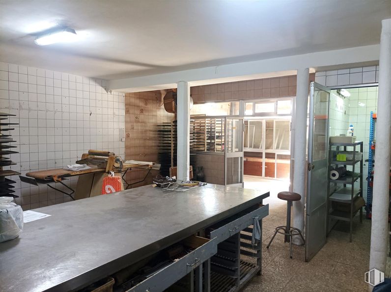 Retail for sale & for rent at Zona El Carrascal, Leganés, Madrid, 28916 with stool, furniture, countertop, cabinetry, table, wood, kitchen, tap, living room and flooring around