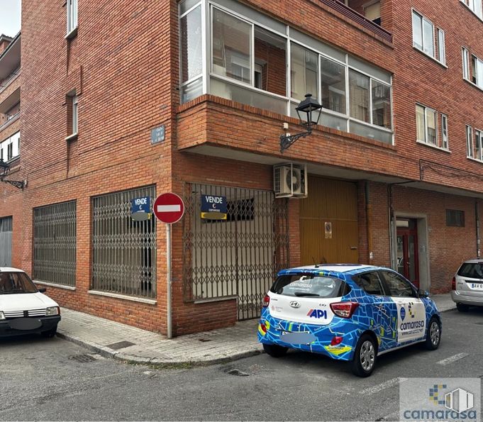 Retail for sale at Calle Segovia, 4, Ávila, 05005 with car, wheel, window, land vehicle, vehicle, motor vehicle, tire, automotive lighting, automotive exterior and automotive parking light around