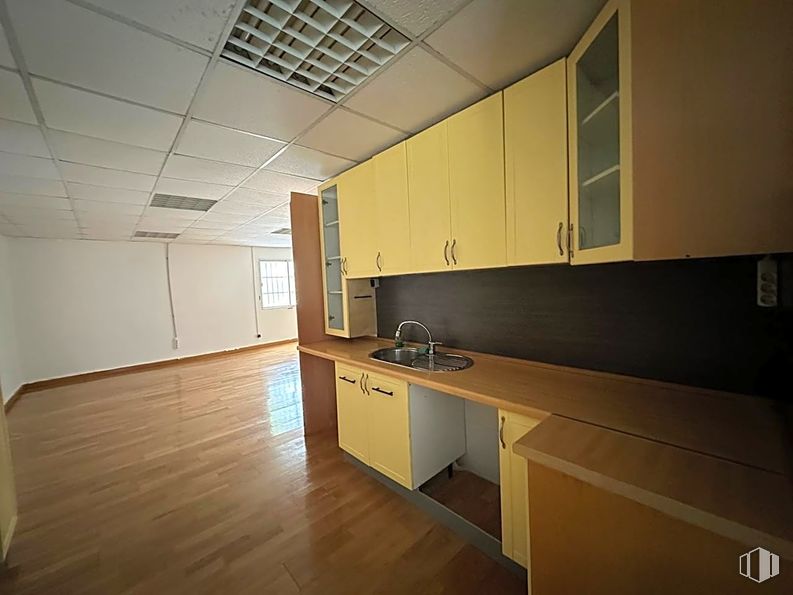 Industrial for rent at Calle Buenavista, Navalcarnero, Madrid, 28600 with sink, flooring, floor, wood, interior design, cabinetry, ceiling, cupboard, wood flooring and wood stain around