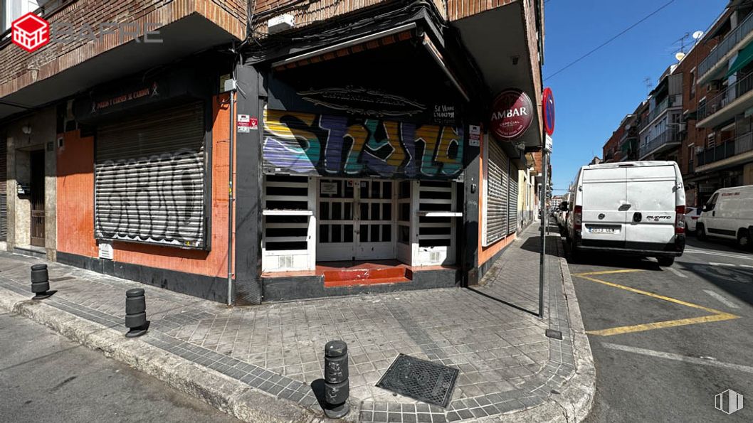 Local en venta en Calle Carrascales, Usera, Madrid, 28026 con camioneta, edificio, neumático, rueda, neumático de automoción, asfalto, matrícula del vehículo, superficie de la carretera, vehículo y iluminación del automóvil alrededor