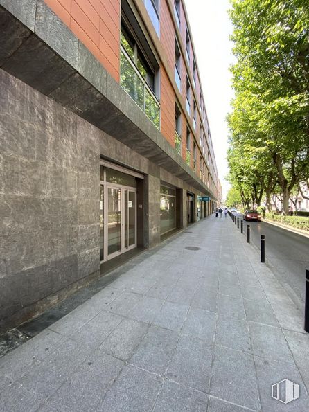 Oficina en alquiler en Paseo Doctor Fernández Iparraguirre, 3, Guadalajara, 19001 con ventana, edificio, superficie de la carretera, asfalto, ladrillo, arquitectura, diseño urbano, árbol, barrio y acera alrededor