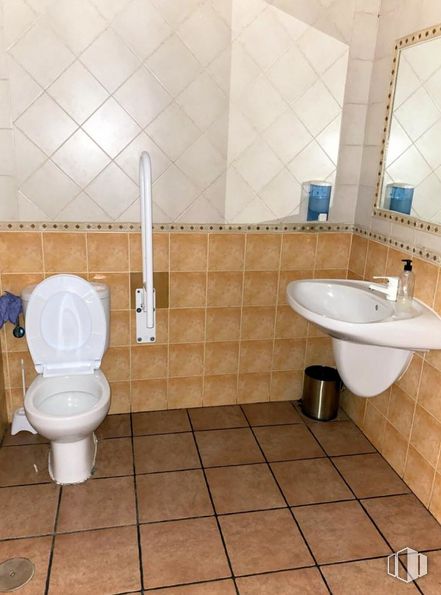 Retail for sale & for rent at Zona Santa Bárbara, Toledo, 45006 with toilet, sink, brown, property, plumbing fixture, bathroom, purple, fixture, interior design and architecture around